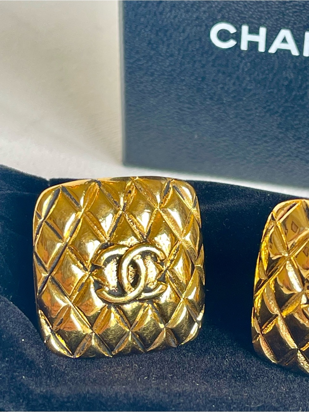 VINTAGE CHANEL 24K GOLD PLATED DIAMOND QUILTED SQUARE CLIP-ON EARRINGS FRANCE - Picture 6 of 14